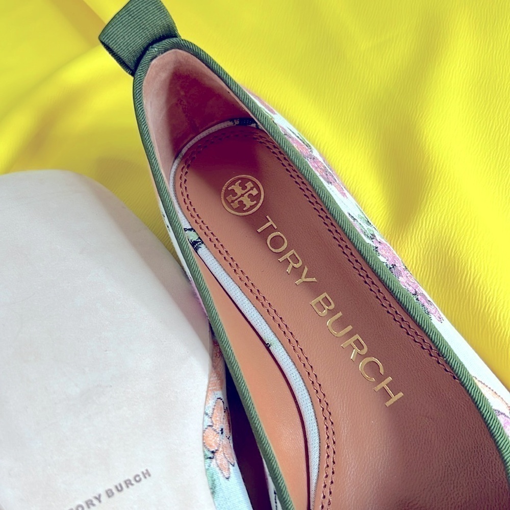 Tory Burch Pom Pom Satin Floral Ballerina Flats NWOB Size 6 Balletcore Unique - Picture 2 of 8